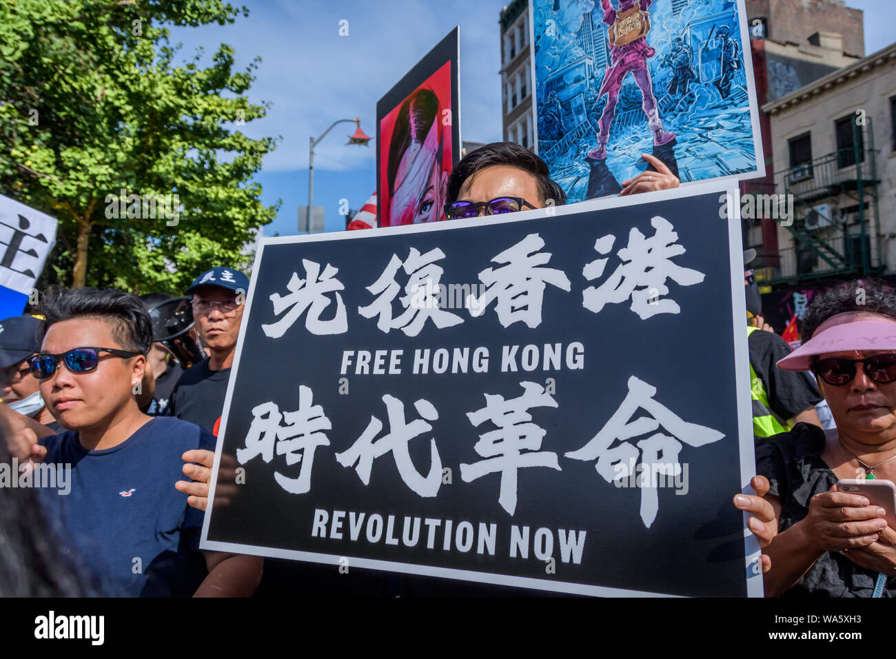 New York, USA. Août 17, 2019. Des centaines d'activistes se sont joints à l'appui du groupe New-yorkais Hong Kong (HK4Ny) lors d'un rassemblement le 17 août 2019 à Confucius Plaza, dans le quartier chinois suivie d'une marche à Manhattan Bridge Petit Parc, pour montrer leur soutien à Hong Kong continue de la démocratie pro lutte. Cela a été choisie pour coïncider avec la '' 'Les droits de l'homme Civil/' rassemblement à Victoria Park Hong Kong ainsi que trois autres manifestations prévues en cours à Hong Kong cette semaine. Crédit : Erik McGregor/ZUMA/Alamy Fil Live News Banque D'Images