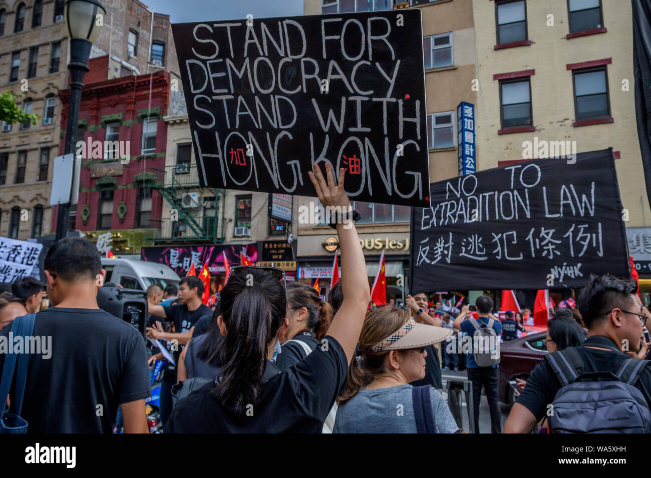 New York, USA. Août 17, 2019. Des centaines d'activistes se sont joints à l'appui du groupe New-yorkais Hong Kong (HK4Ny) lors d'un rassemblement le 17 août 2019 à Confucius Plaza, dans le quartier chinois suivie d'une marche à Manhattan Bridge Petit Parc, pour montrer leur soutien à Hong Kong continue de la démocratie pro lutte. Cela a été choisie pour coïncider avec la '' 'Les droits de l'homme Civil/' rassemblement à Victoria Park Hong Kong ainsi que trois autres manifestations prévues en cours à Hong Kong cette semaine. Crédit : Erik McGregor/ZUMA/Alamy Fil Live News Banque D'Images