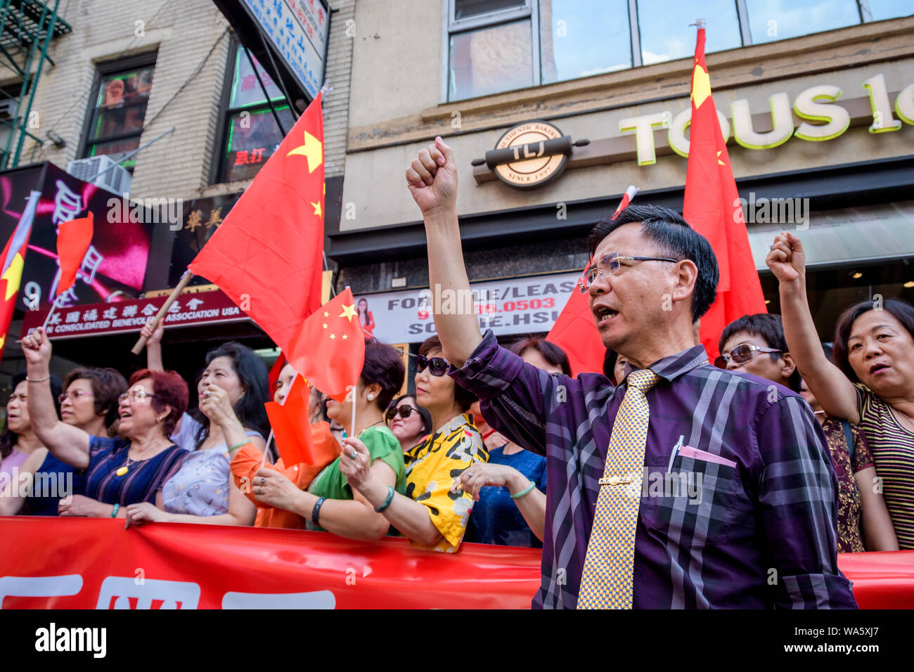 New York, USA. Août 17, 2019. Tout aussi counterprotest appelant à une Chine a eu lieu juste en face de la rue. - Des centaines d'activistes se sont joints à l'appui du groupe New-yorkais Hong Kong (HK4Ny) lors d'un rassemblement le 17 août 2019 à Confucius Plaza, dans le quartier chinois suivie d'une marche à Manhattan Bridge Petit Parc, pour montrer leur soutien à Hong Kong continue de la démocratie pro lutte. Cela a été choisie pour coïncider avec la '' 'Les droits de l'homme Civil/' rassemblement à Victoria Park Hong Kong ainsi que trois autres manifestations prévues en cours à Hong Kong cette semaine. Crédit : Erik McGregor/ZUMA/Alamy Fil Live News Banque D'Images