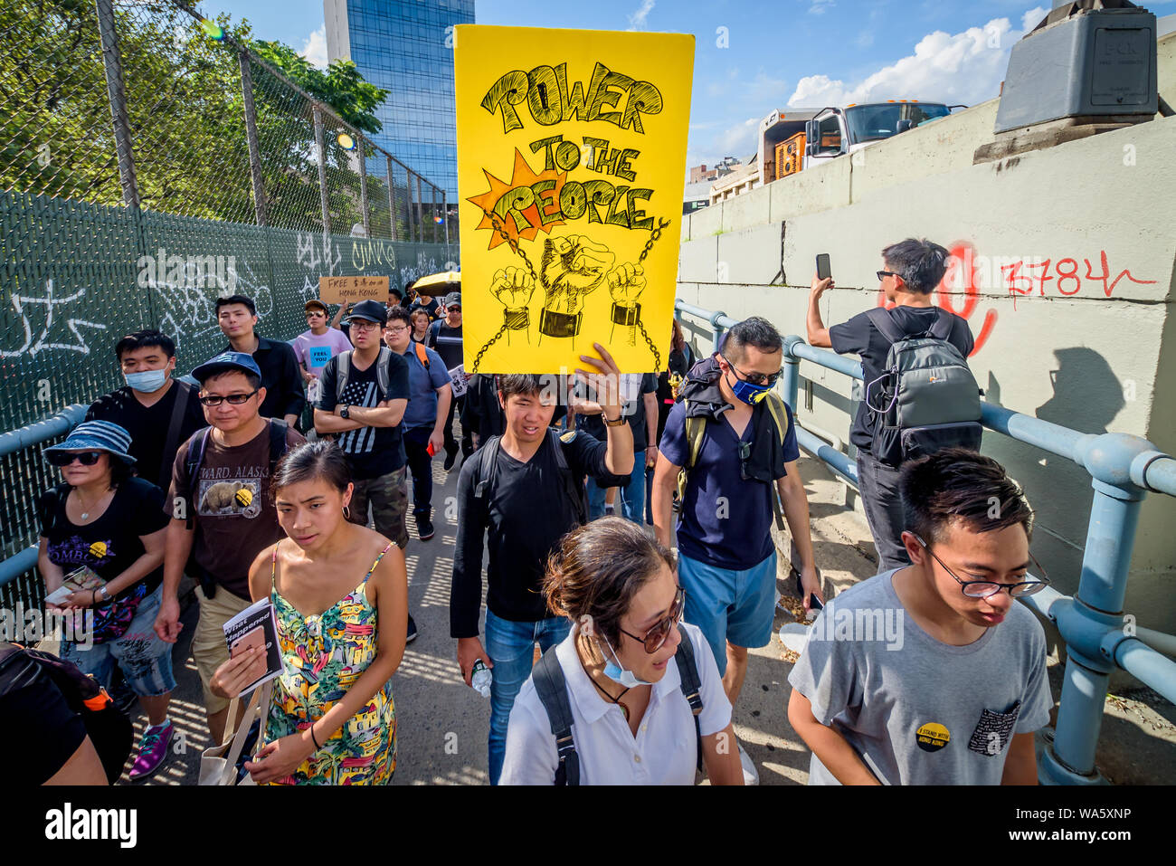 New York, USA. Août 17, 2019. Des centaines d'activistes se sont joints à l'appui du groupe New-yorkais Hong Kong (HK4Ny) lors d'un rassemblement le 17 août 2019 à Confucius Plaza, dans le quartier chinois suivie d'une marche à Manhattan Bridge Petit Parc, pour montrer leur soutien à Hong Kong continue de la démocratie pro lutte. Cela a été choisie pour coïncider avec la '' 'Les droits de l'homme Civil/' rassemblement à Victoria Park Hong Kong ainsi que trois autres manifestations prévues en cours à Hong Kong cette semaine. Crédit : Erik McGregor/ZUMA/Alamy Fil Live News Banque D'Images