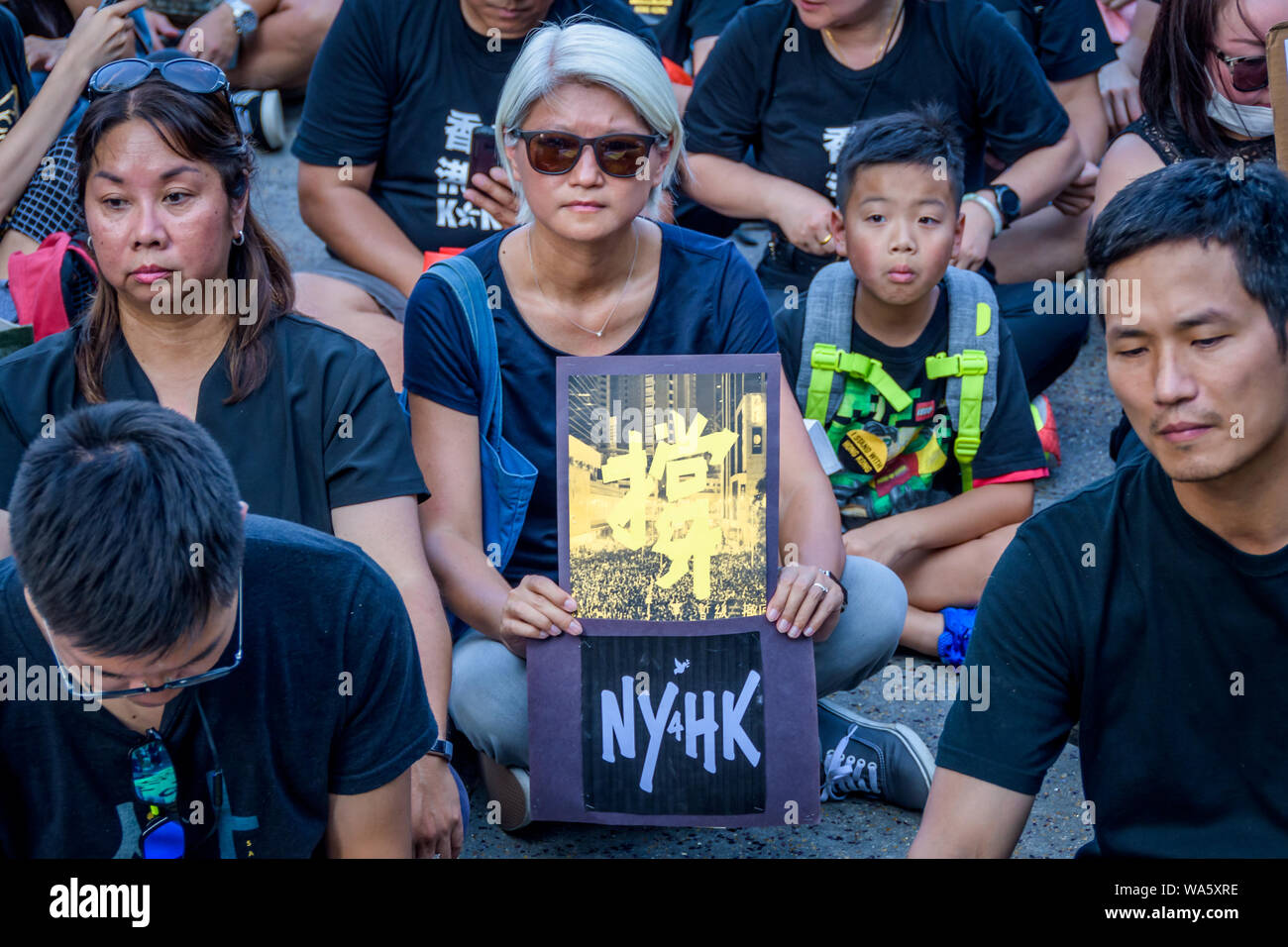 New York, USA. Août 17, 2019. Des centaines d'activistes se sont joints à l'appui du groupe New-yorkais Hong Kong (HK4Ny) lors d'un rassemblement le 17 août 2019 à Confucius Plaza, dans le quartier chinois suivie d'une marche à Manhattan Bridge Petit Parc, pour montrer leur soutien à Hong Kong continue de la démocratie pro lutte. Cela a été choisie pour coïncider avec la '' 'Les droits de l'homme Civil/' rassemblement à Victoria Park Hong Kong ainsi que trois autres manifestations prévues en cours à Hong Kong cette semaine. Crédit : Erik McGregor/ZUMA/Alamy Fil Live News Banque D'Images