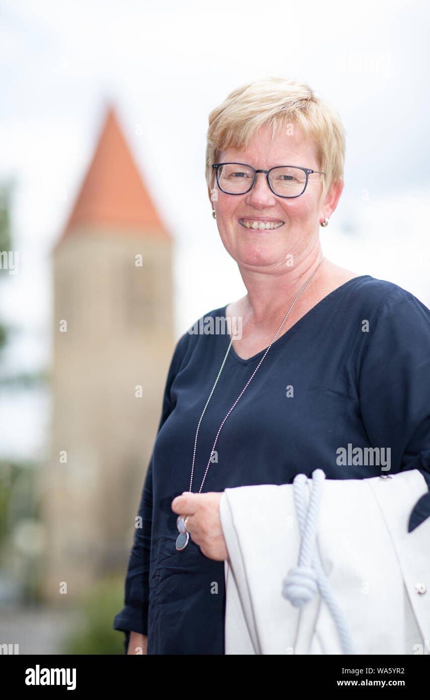 08 août 2019, Basse-Saxe, Osnabrück : le futur commissaire Christine Hölscher paroisse porte un vêtement liturgique sur son bras, tandis qu'elle se tient devant le bureau de la paroisse catholique du Christ Roi. Photo : Friso Gentsch/dpa Banque D'Images