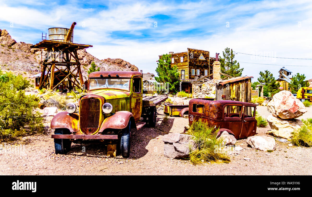 Les bâtiments et les véhicules Vintage utilisé dans les vieux films sont encore en exposition dans l'ancienne ville minière de El Dorado à l'Eldorado Canyon dans le désert du Nevada Banque D'Images