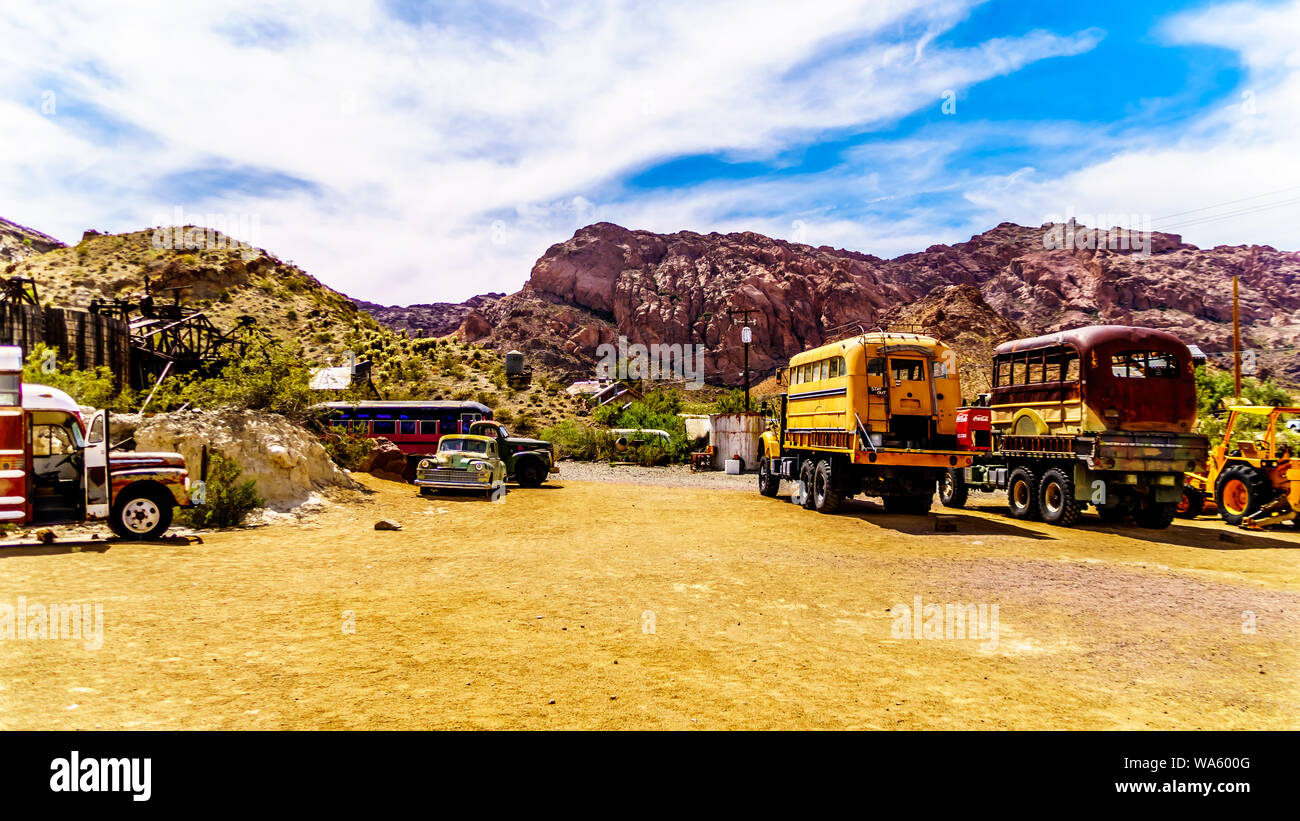 Véhicules anciens, utilisée dans plusieurs films, sont encore exposées dans l'ancienne ville minière de El Dorado à l'Eldorado Canyon dans le désert du Nevada, USA Banque D'Images