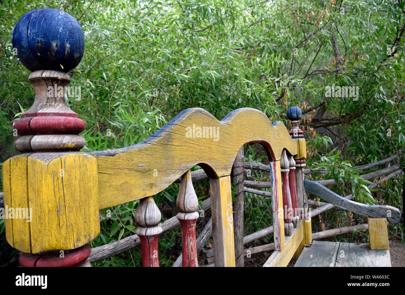 Banc en bois peint, rustique Banque D'Images