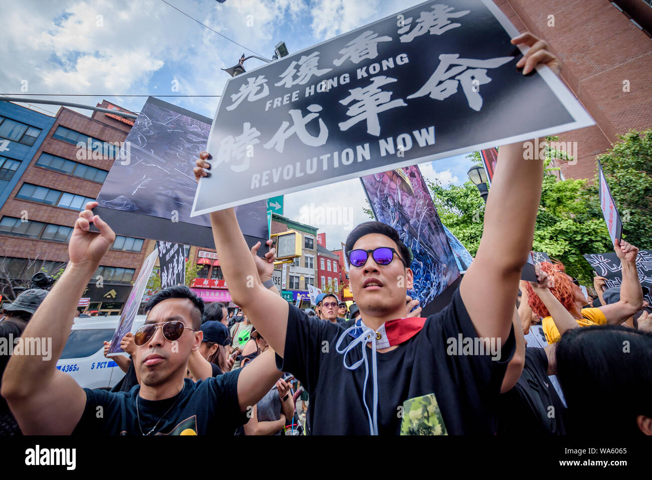 New York, États-Unis. Août 17, 2019. Des centaines d'activistes se sont joints à l'appui du groupe New-yorkais Hong Kong (HK4Ny) lors d'un rassemblement le 17 août 2019 à Confucius Plaza, dans le quartier chinois suivie d'une marche à Manhattan Bridge Petit Parc, pour montrer leur soutien à Hong Kong continue de la démocratie pro lutte. Cela a été choisie pour coïncider avec le "front des droits civils" dans le parc Victoria, Hong Kong ainsi que trois autres manifestations prévues en cours à Hong Kong cette semaine. (Photo par Erik McGregor/Pacific Press) Credit : Pacific Press Agency/Alamy Live News Banque D'Images