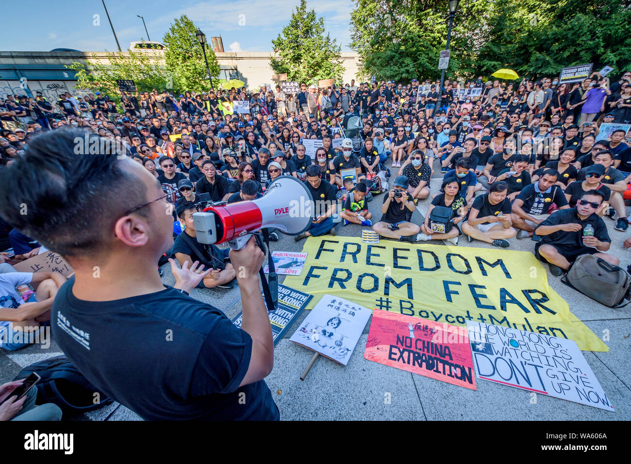 New York, États-Unis. Août 17, 2019. Des centaines d'activistes se sont joints à l'appui du groupe New-yorkais Hong Kong (HK4Ny) lors d'un rassemblement le 17 août 2019 à Confucius Plaza, dans le quartier chinois suivie d'une marche à Manhattan Bridge Petit Parc, pour montrer leur soutien à Hong Kong continue de la démocratie pro lutte. Cela a été choisie pour coïncider avec le "front des droits civils" dans le parc Victoria, Hong Kong ainsi que trois autres manifestations prévues en cours à Hong Kong cette semaine. (Photo par Erik McGregor/Pacific Press) Credit : Pacific Press Agency/Alamy Live News Banque D'Images