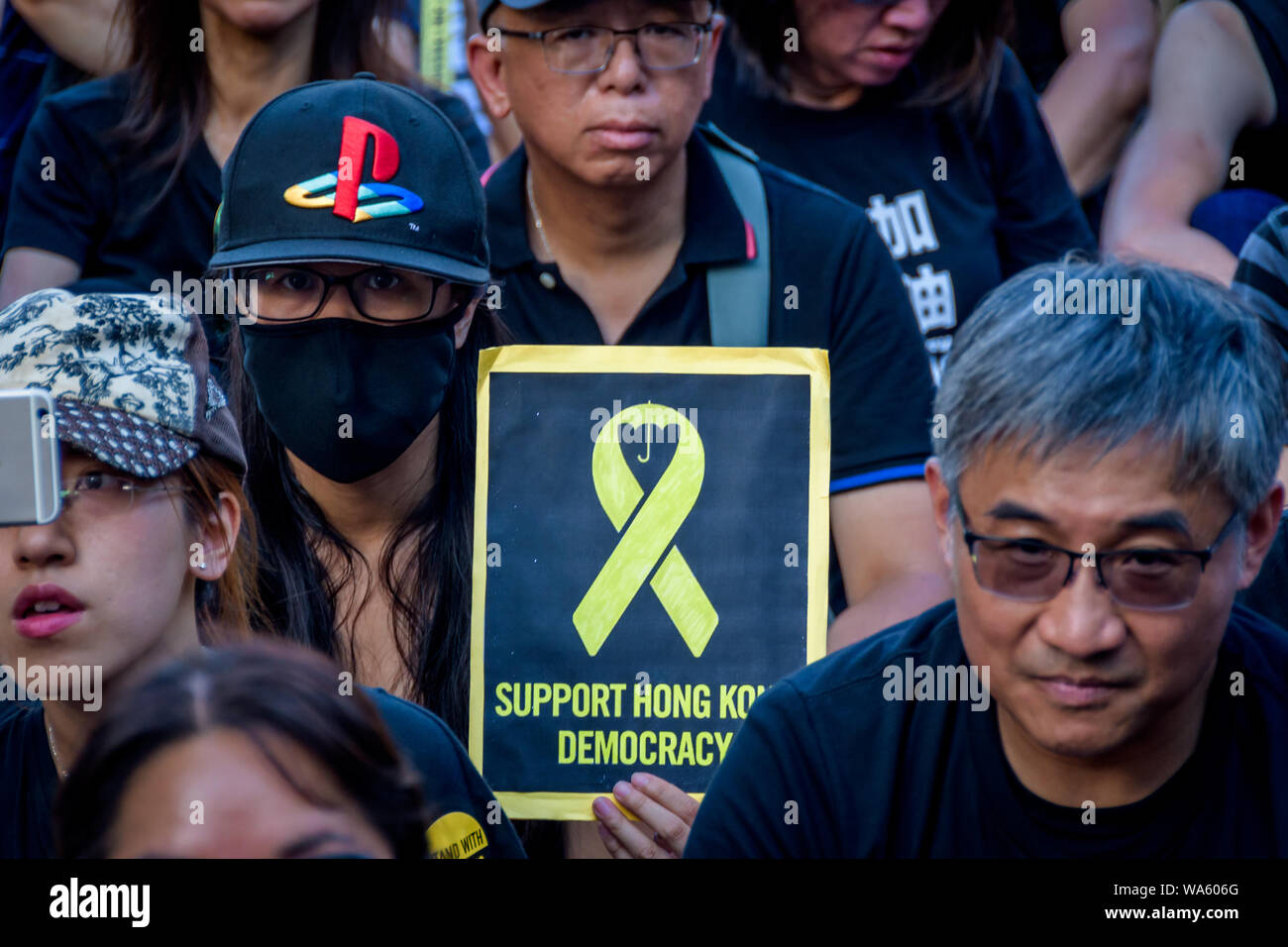 New York, États-Unis. Août 17, 2019. Des centaines d'activistes se sont joints à l'appui du groupe New-yorkais Hong Kong (HK4Ny) lors d'un rassemblement le 17 août 2019 à Confucius Plaza, dans le quartier chinois suivie d'une marche à Manhattan Bridge Petit Parc, pour montrer leur soutien à Hong Kong continue de la démocratie pro lutte. Cela a été choisie pour coïncider avec le "front des droits civils" dans le parc Victoria, Hong Kong ainsi que trois autres manifestations prévues en cours à Hong Kong cette semaine. (Photo par Erik McGregor/Pacific Press) Credit : Pacific Press Agency/Alamy Live News Banque D'Images