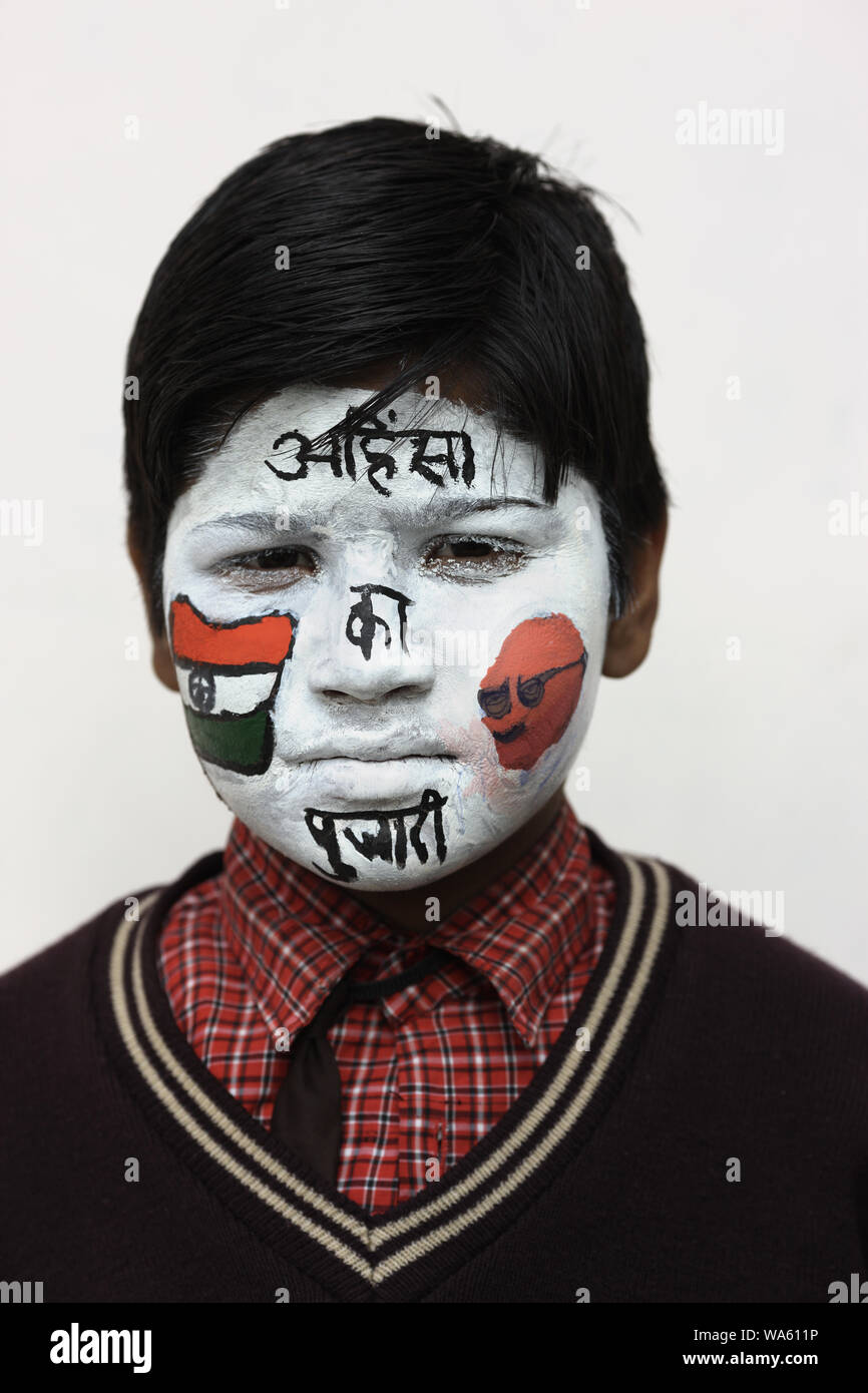Garçon peint son visage avec le slogan non-violence Banque D'Images