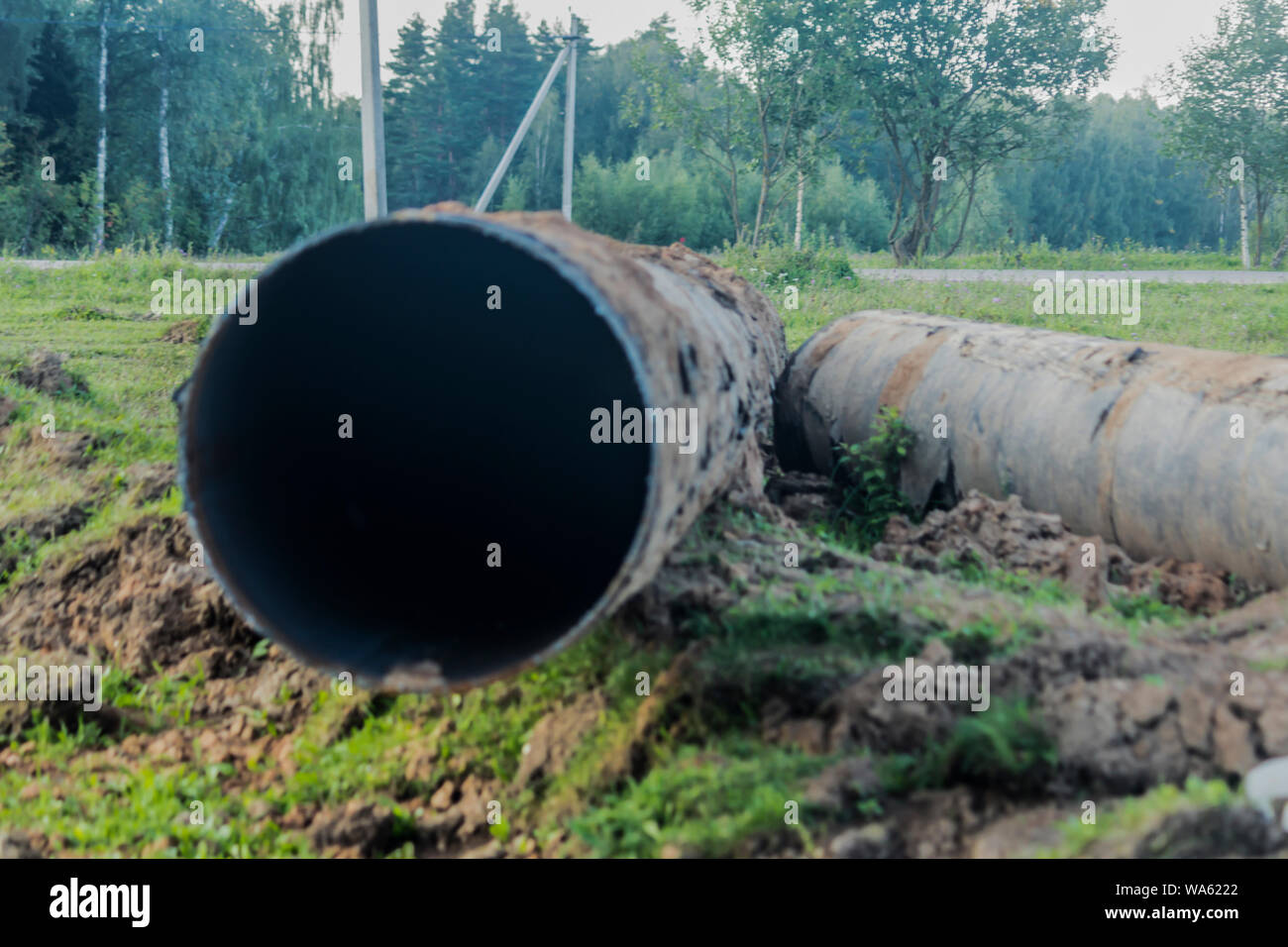 Reconstruction de la pipeline de gaz en Russie. Vieux tuyaux rouillés. Taïga comme arrière-plan. Banque D'Images