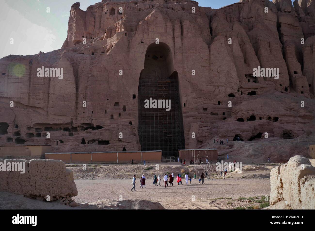 Beijing, l'Afghanistan. Août 16, 2019. Les touristes visitent les ruines de statue de Bouddha dans la province de Bamyan, Afghanistan, le 16 août 2019. Credit : Noor Azizi/Xinhua Banque D'Images