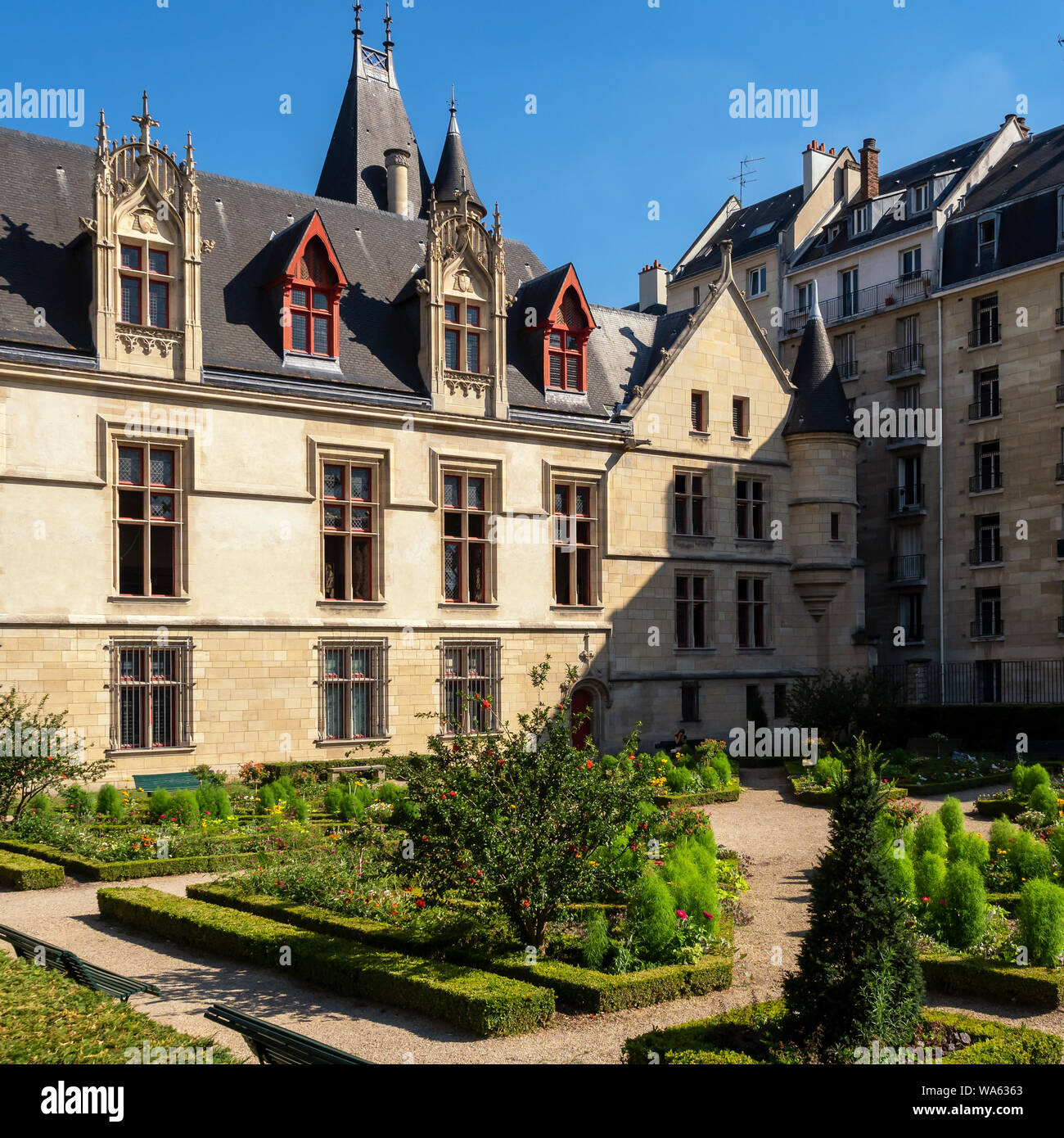 PARIS, FRANCE - 02 AOÛT 2018 : jardin de l'Hôtel-de-sens et arrière du bâtiment de la Société des amis de la Bibliothèque Forney Banque D'Images