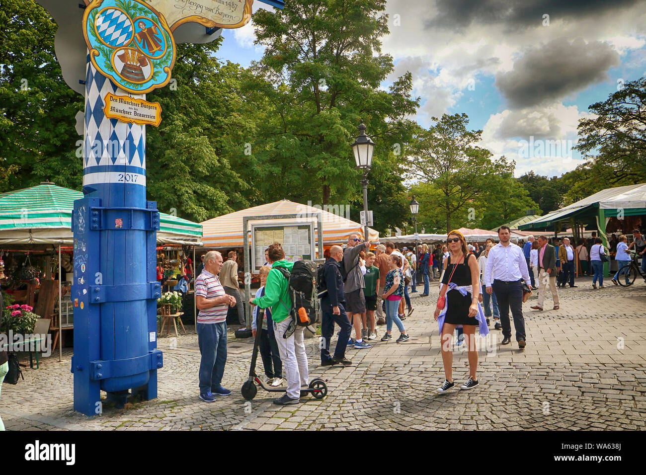 MUNICH, ALLEMAGNE - le 16 août 2019 des acheteurs locaux et touristes se mêlent ensemble au Viktualienmarkt, le marché en plein air de l'alimentation et de délicatesse à Munich : Banque D'Images