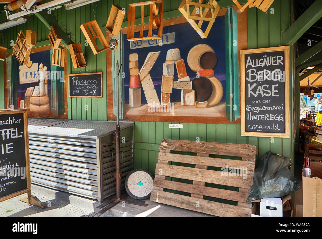 MUNICH, ALLEMAGNE- le 16 août 2019, les vins et les fromages gastronomique boutique propose des spécialités italiennes et de Bavière à Munich Viktualienmarkt, monument pour les collectivités locales Banque D'Images