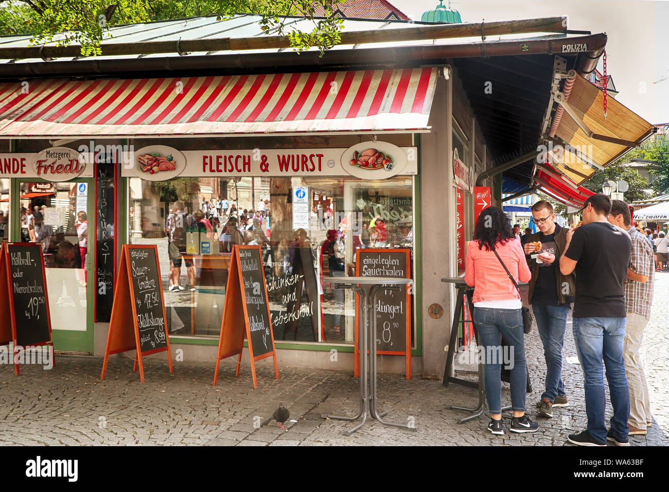 MUNICH, ALLEMAGNE- le 16 août 2019, au snack-bar propose des spécialités de saucisses bavaroises Viktualienmarkt pour un déjeuner rapide Banque D'Images