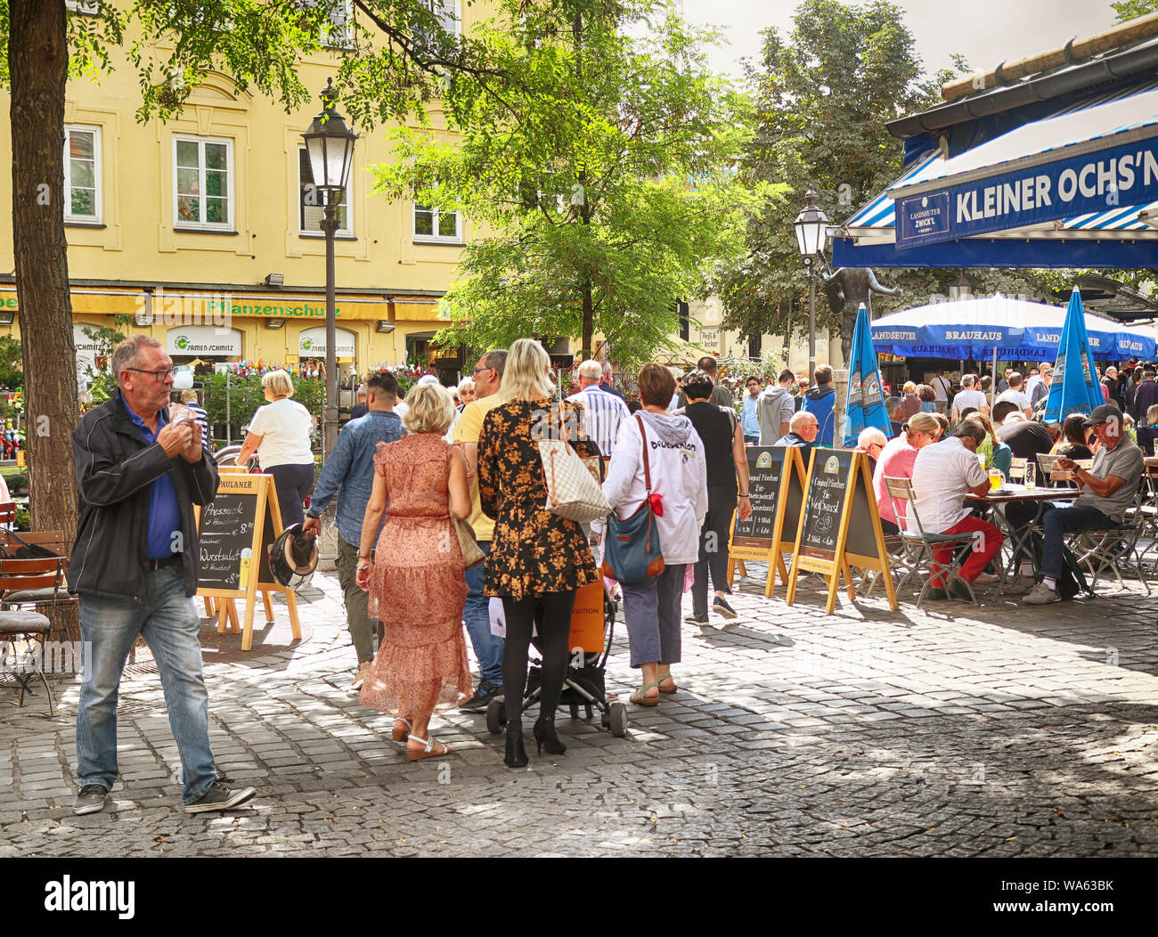 MUNICH, ALLEMAGNE - le 16 août 2019 des acheteurs locaux et touristes se mêlent ensemble au Viktualienmarkt, café en plein air et le marché en plein air de l'alimentation et de delic Banque D'Images