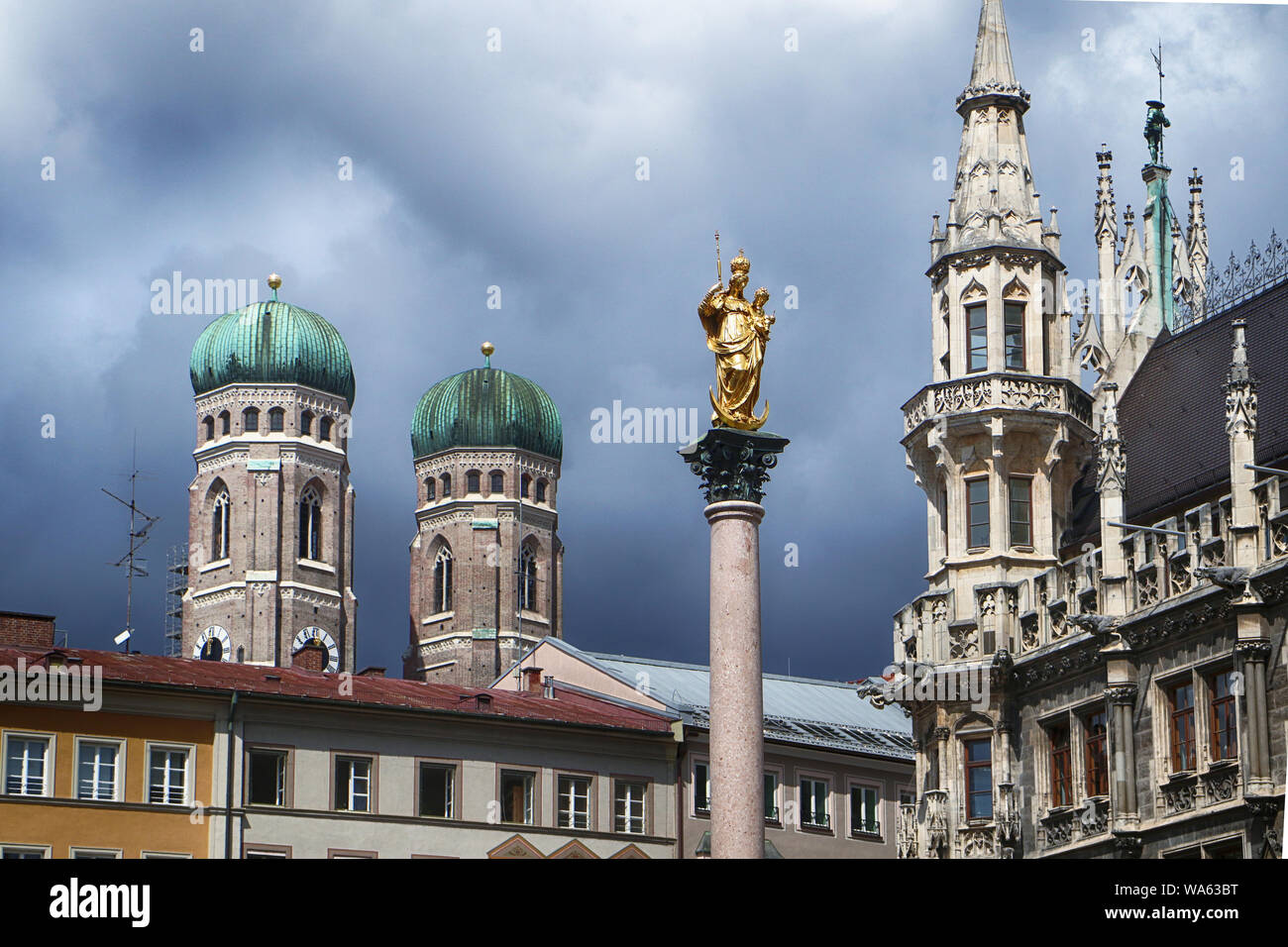 Munich, Allemagne - vue sur l'horloge tours de la cathédrale Frauenkirche, Munich, l'apogée de la nouvelle mairie gothique et au premier plan le rendez-vous Banque D'Images
