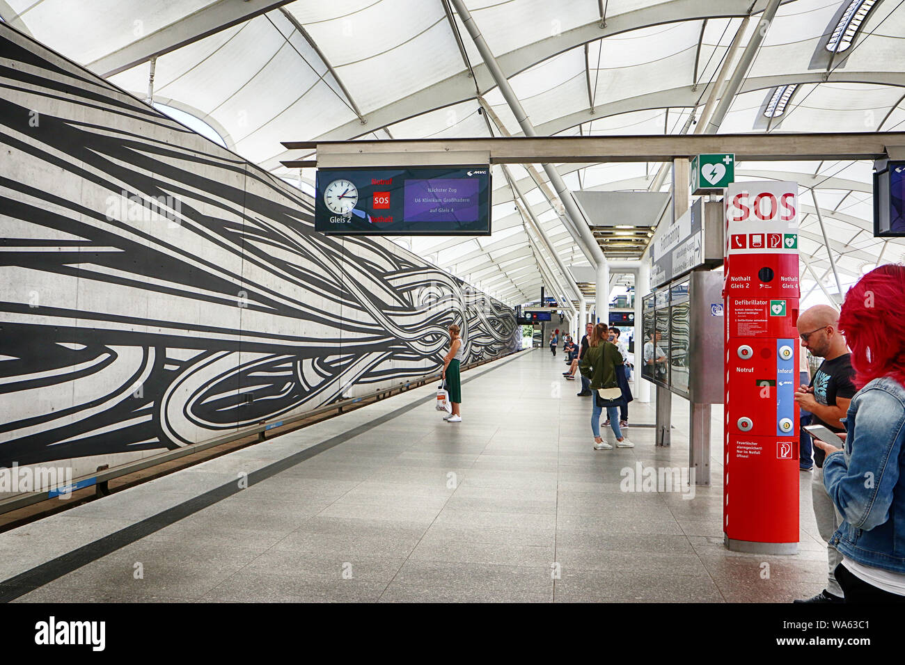 MUNICH, ALLEMAGNE - le 16 août 2019, la station de métro de Munich-Froettmaning près d'Allianz Arena est un important point de rencontre pour les amateurs de football Banque D'Images