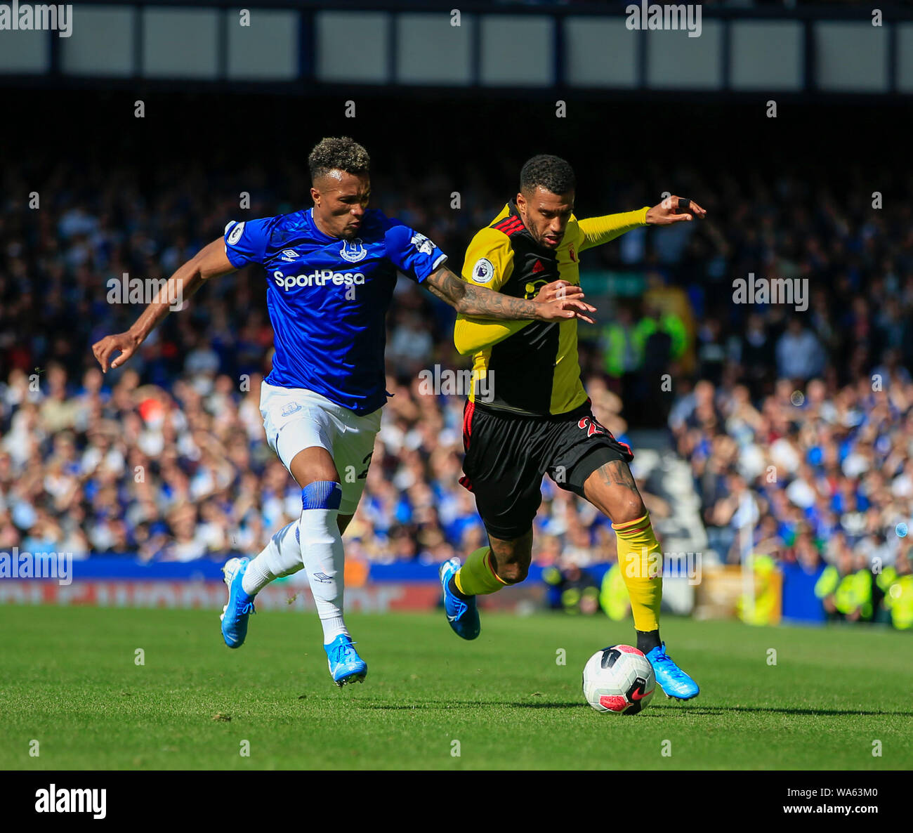 17 août 2019, Goodison Park, Liverpool, Angleterre ; football Premier League, Everton vs Watford : Etienne Capoue (29) de Watford tente d'échapper à un défi par Jean-Philippe Gbamin (25) de crédit Everton : Conor Molloy/News Images images Ligue de football anglais sont soumis à licence DataCo Banque D'Images