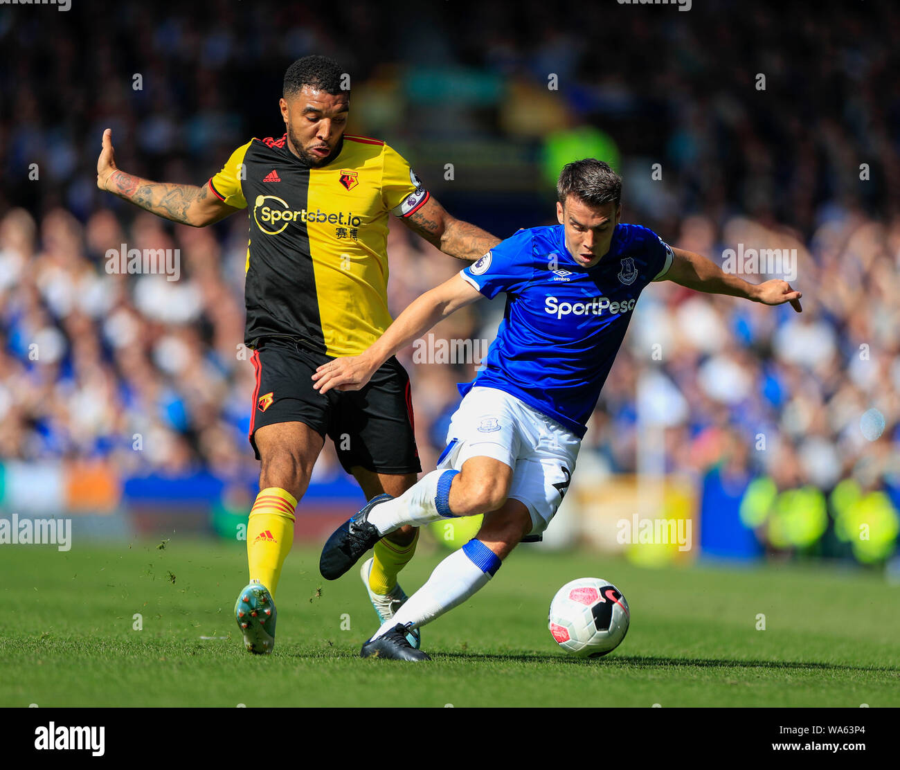 17 août 2019, Goodison Park, Liverpool, Angleterre ; football Premier League, Everton vs Watford : Seamus Coleman d'Everton (23) contrôle le ballon dans le cadre de défi de Troy Deeney (09) de Watford Crédit : Conor Molloy/News Images images Ligue de football anglais sont soumis à licence DataCo Banque D'Images