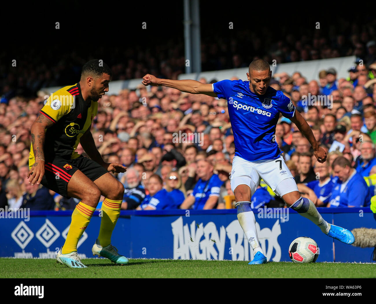 17 août 2019, Goodison Park, Liverpool, Angleterre ; football Premier League, Everton vs Watford : Richarlison (07) d'Everton contrôle le ballon vu par Troy Deeney (09) de Watford Crédit : Conor Molloy/News Images images Ligue de football anglais sont soumis à licence DataCo Banque D'Images