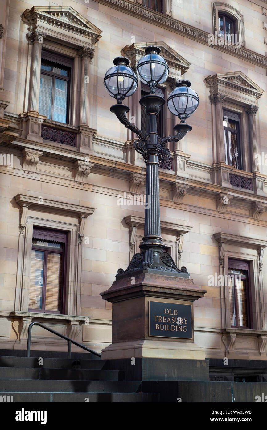 La lumière réfléchie à partir de gratte-ciel de l'autre côté de la route s'allumer la vieille Melbourne Treasury Building. Banque D'Images