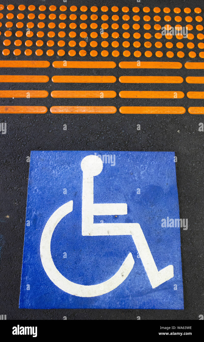 Signer sur une plate-forme du train indiquant où les personnes handicapées peut monter à bord ou descendre du train. Banque D'Images