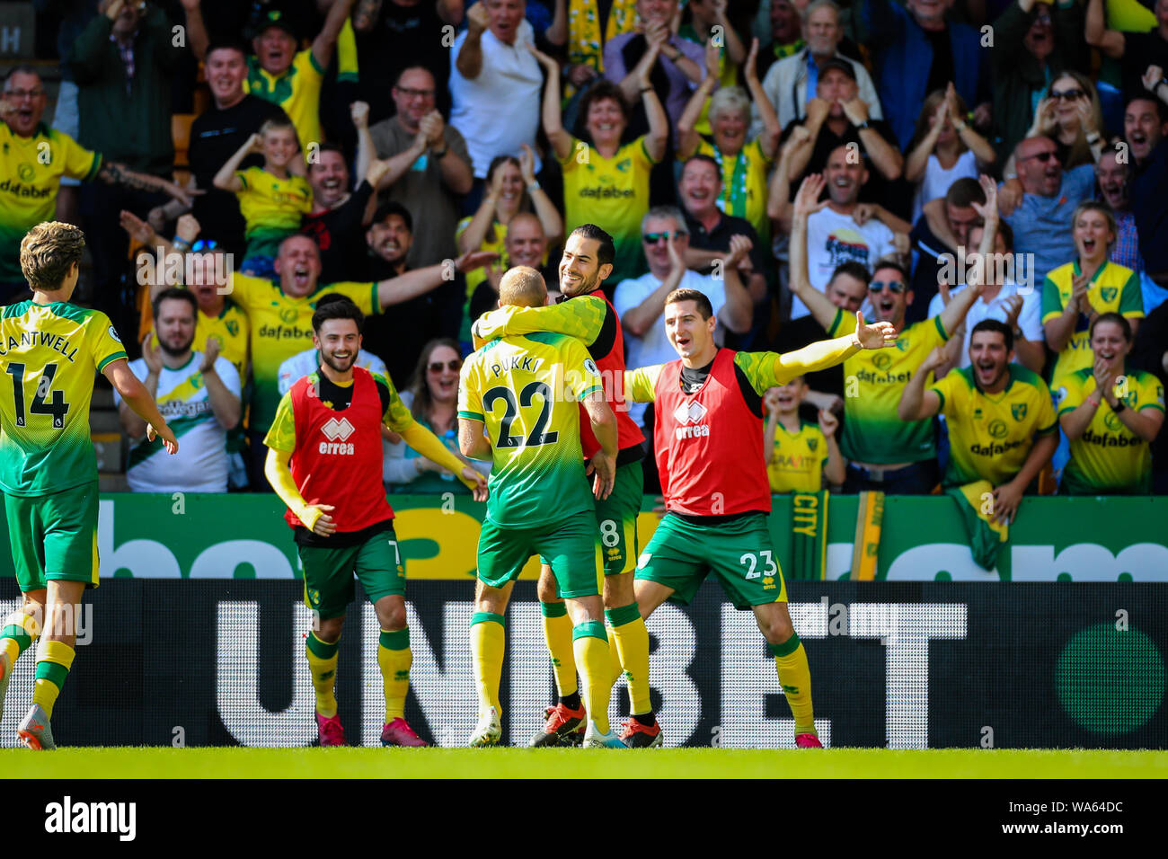 17 août 2019, Carrow Road, Norwich, Angleterre ; football Premier League, Newcastle United vs Norwich Norwich : Teemu Pukki joueurs mob (22) après avoir marqué leur deuxième but faire crédit 2-0 : Georgie Kerr/News Images images Ligue de football anglais sont soumis à licence DataCo Banque D'Images