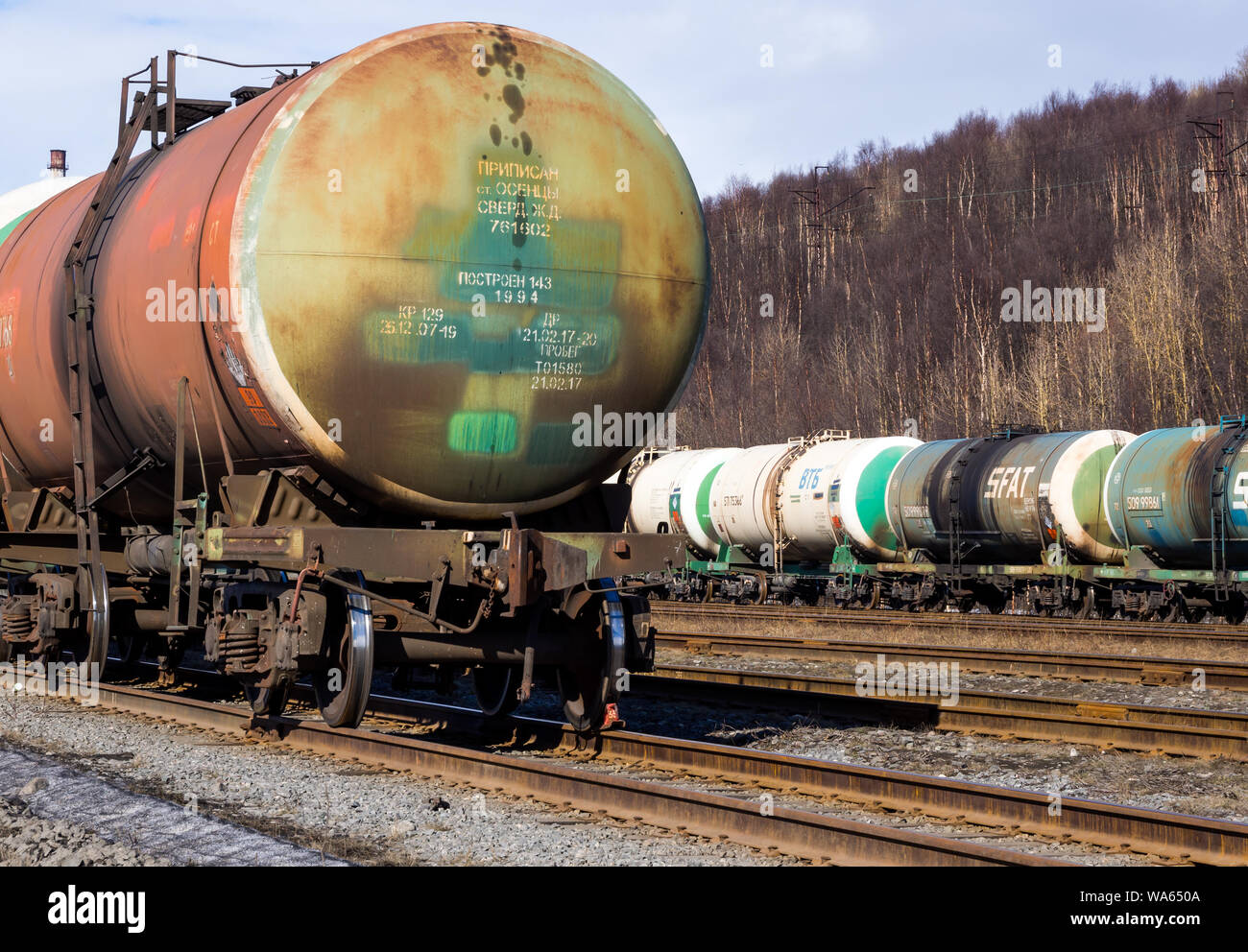 Mourmansk, Russie - 22 Avril 2019 : les réservoirs de produits pétroliers avec fer Banque D'Images