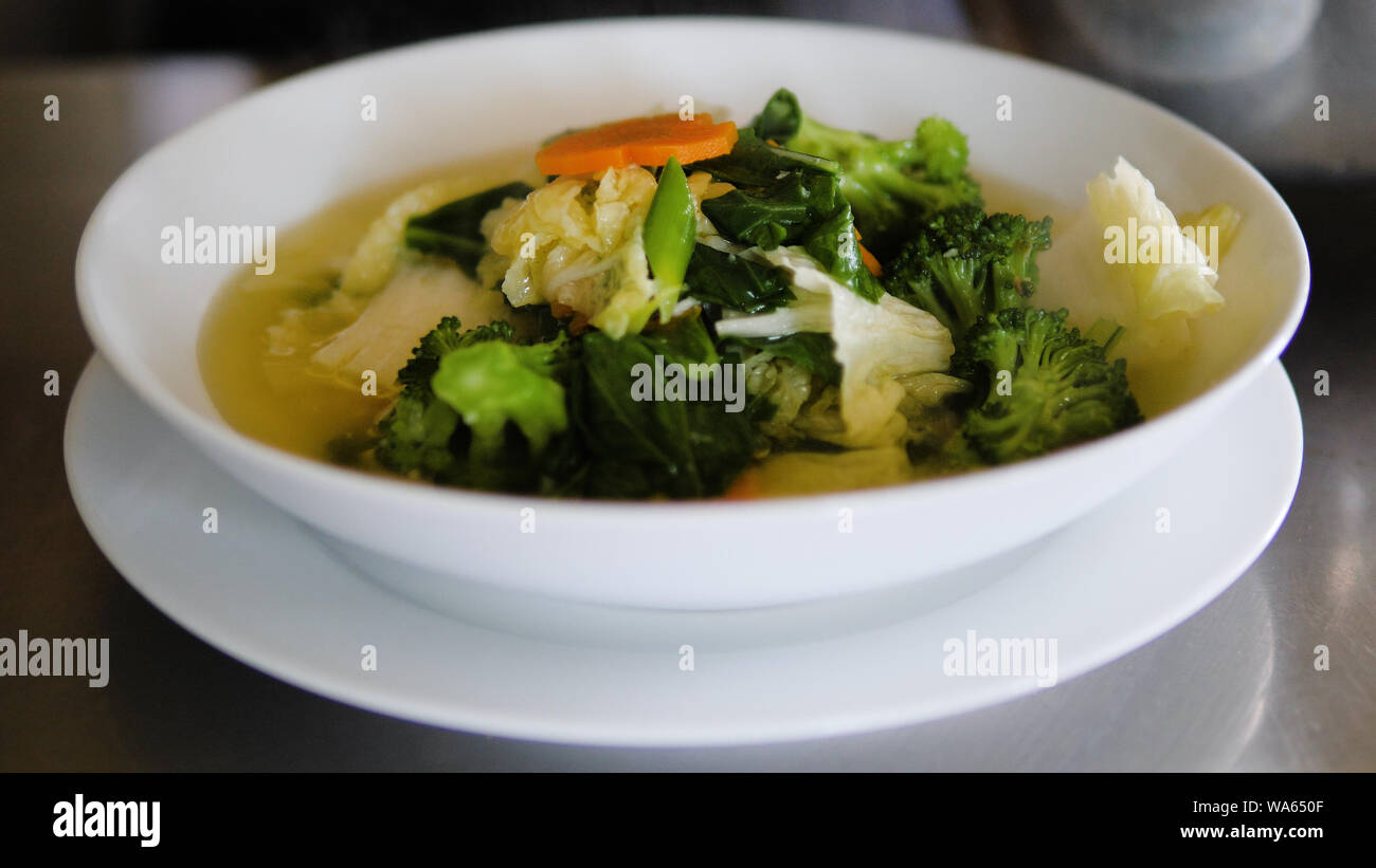 La soupe aux légumes cay dans un bol. soupe asiatique traditionnel cap cay Banque D'Images