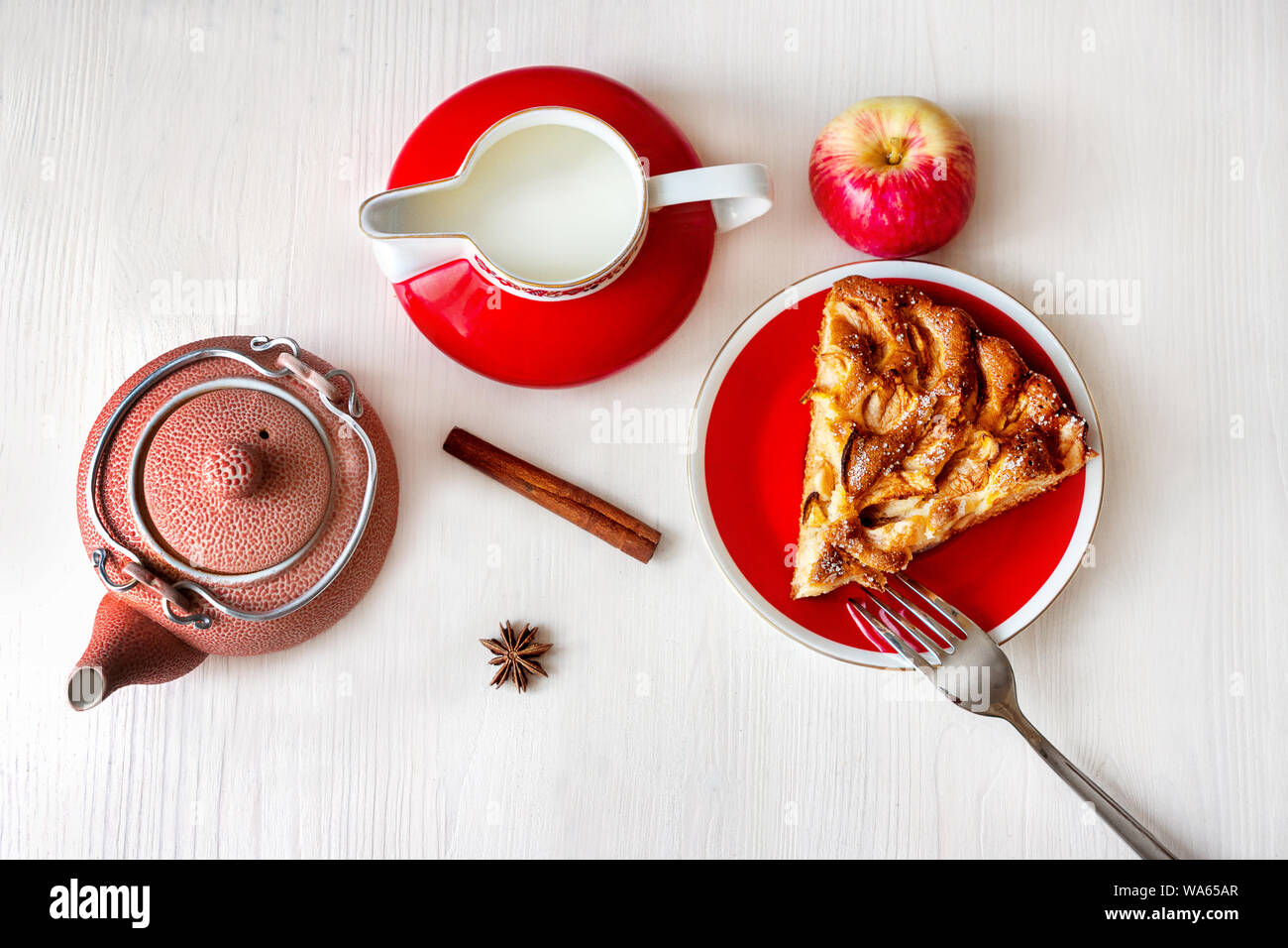 Morceau de tarte aux pommes fraîches sur la plaque avec une fourchette, pomme fraîche, épices, pot à lait, Close up Banque D'Images