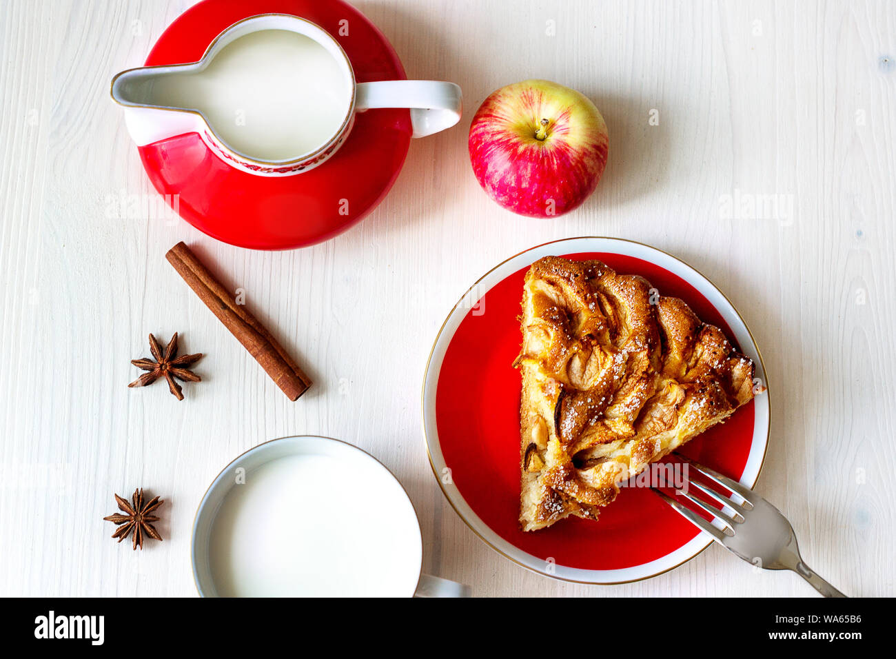 Morceau de tarte aux pommes fraîches sur la plaque avec une fourchette, pomme fraîche, épices, pot à lait, Close up Banque D'Images