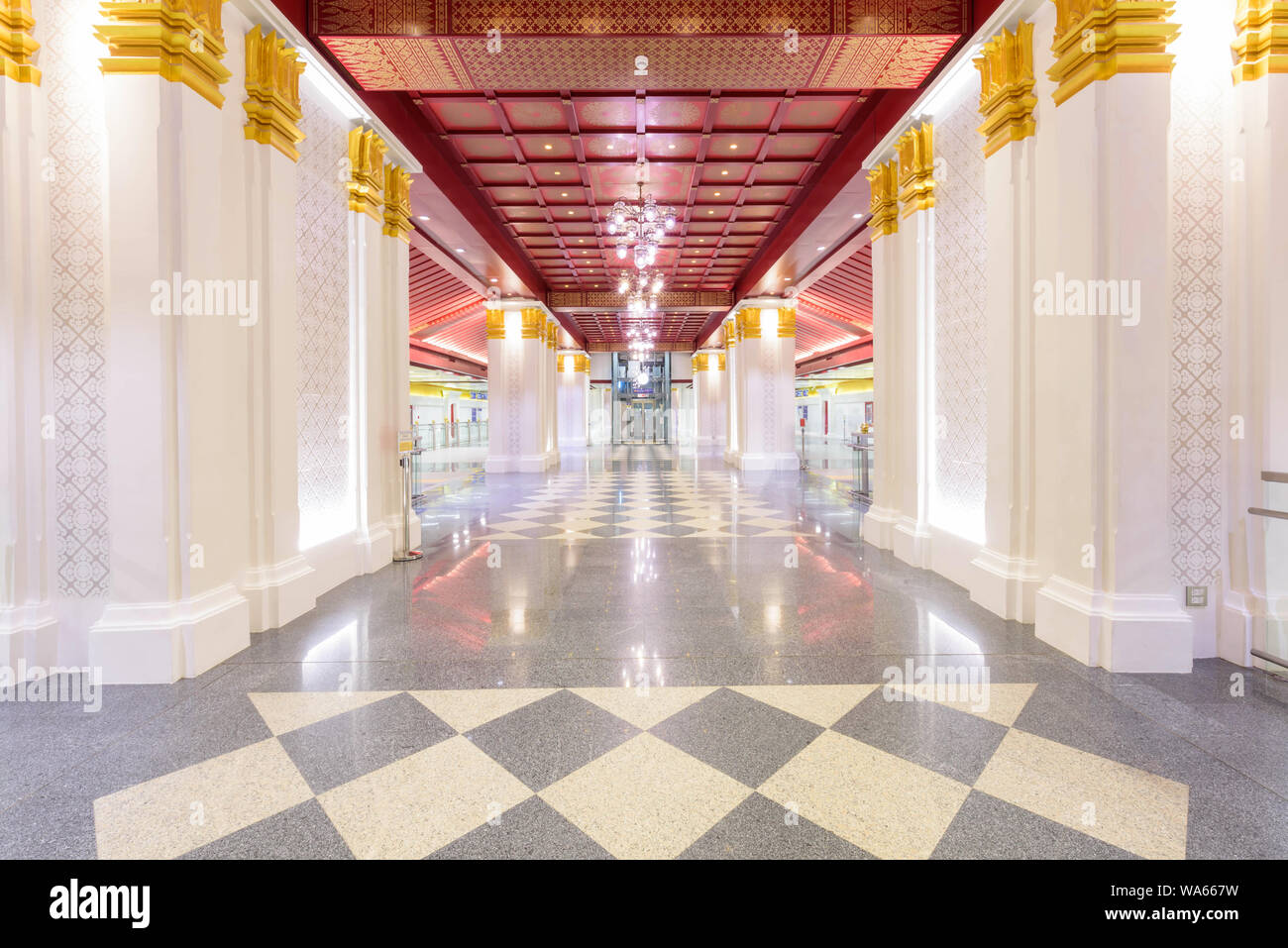 Bangkok , Thaïlande - 16 août, 2019 : Belle architecture design intérieur de style thaï, Sanamchai gare de train MRT Banque D'Images