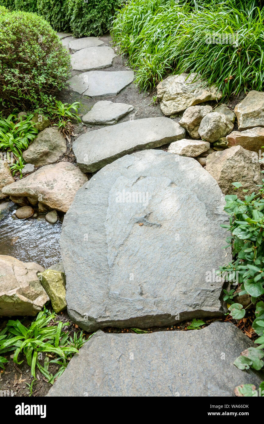 Jardin de chemin en pierre, bordure d'herbe, chemin de jardin de pierres de pas Banque D'Images