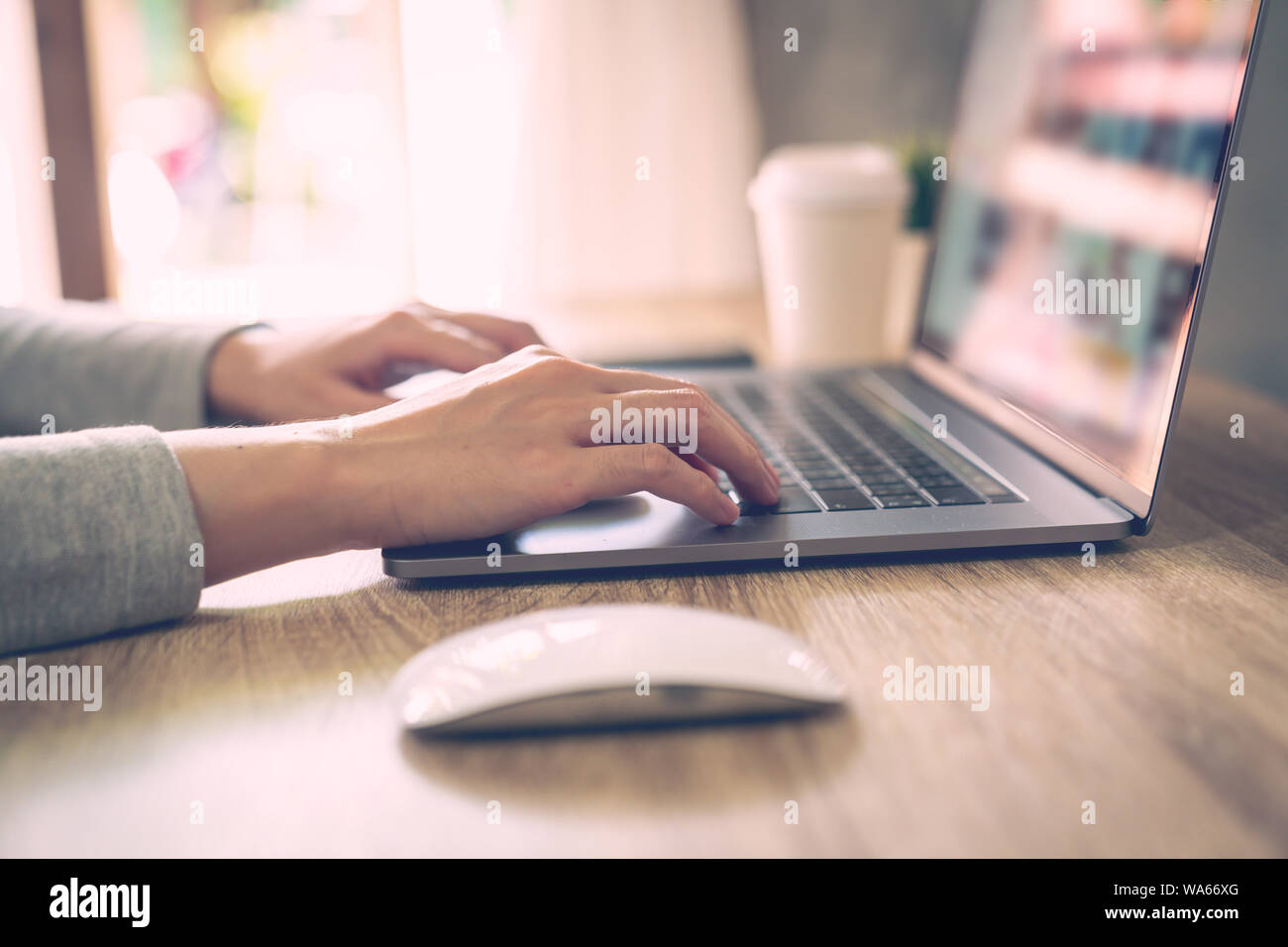 Business Woman using laptop computer n'activité en ligne sur table en bois au bureau à domicile. Banque D'Images