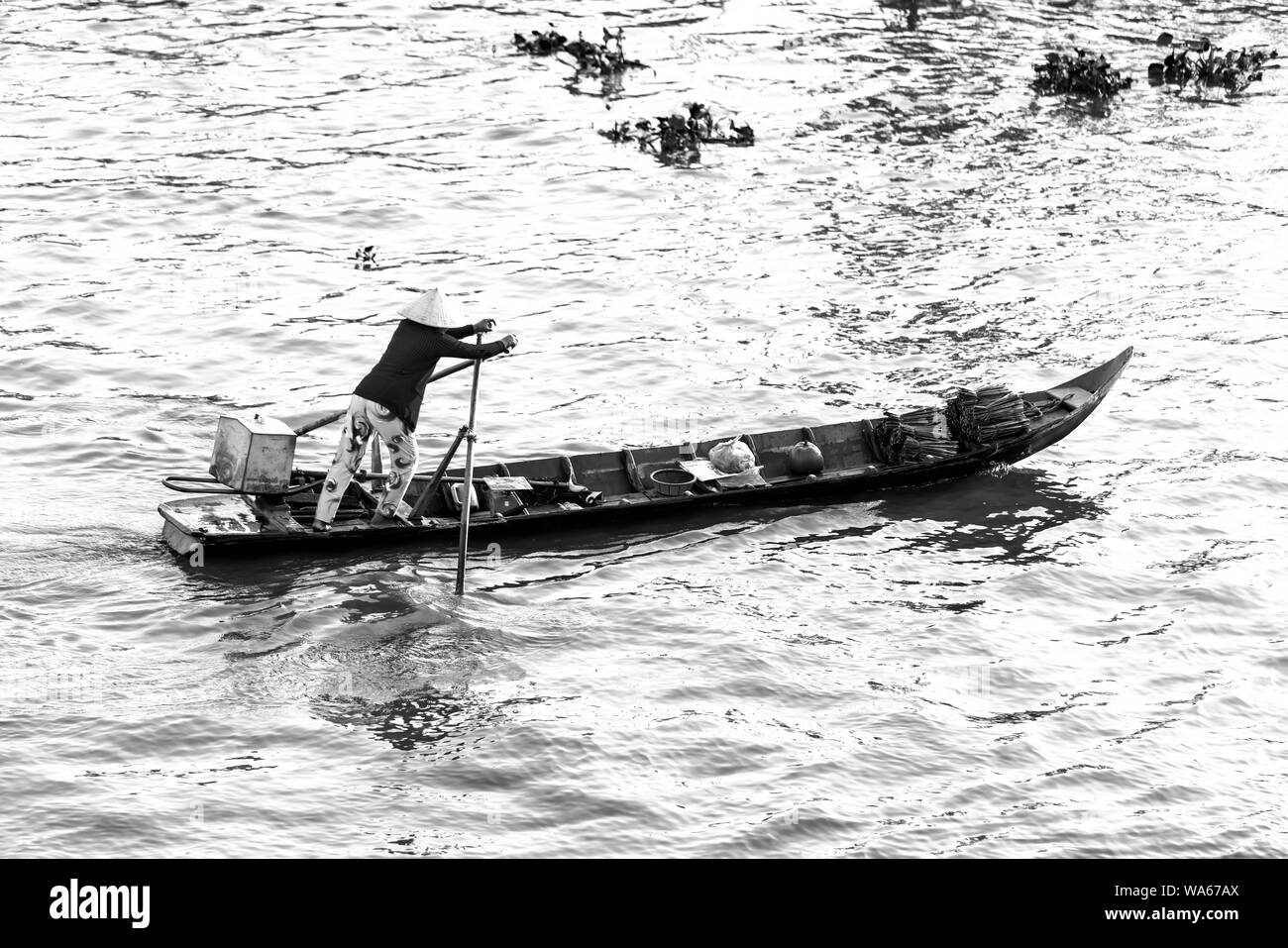 Femme Ferry prend les visiteurs d'aviron ou de produits agricoles au marché flottant de la rivière , c'est moyen de transport principal dans la nouvelle année lunaire, Soc Trang Banque D'Images