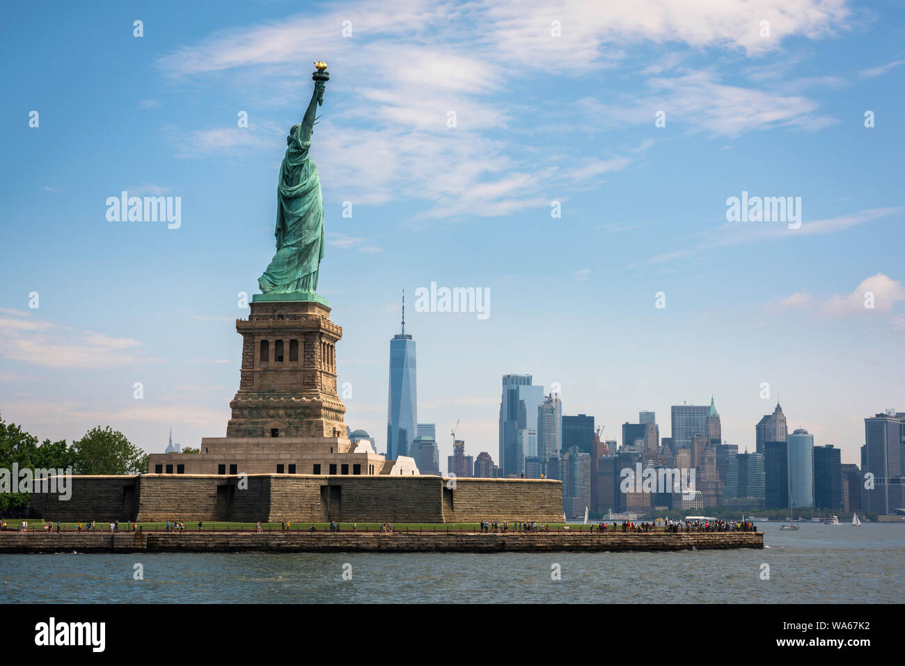 USA ville, vue en été de la Statue de la liberté à l'encontre de la skyline de Manhattan, New York City, USA Banque D'Images