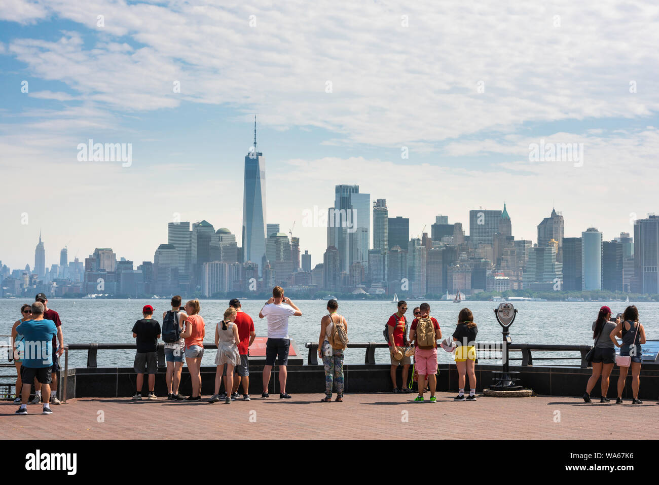 New York l'été, vue de touristes sur Liberty Island en regardant vers l'horizon de la partie inférieure du Quartier Financier de Manhattan, New York, USA Banque D'Images