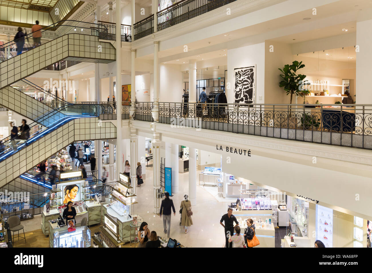 paris-le-bon-marche-l-int-rieur-de-le-bon-marche-department-store