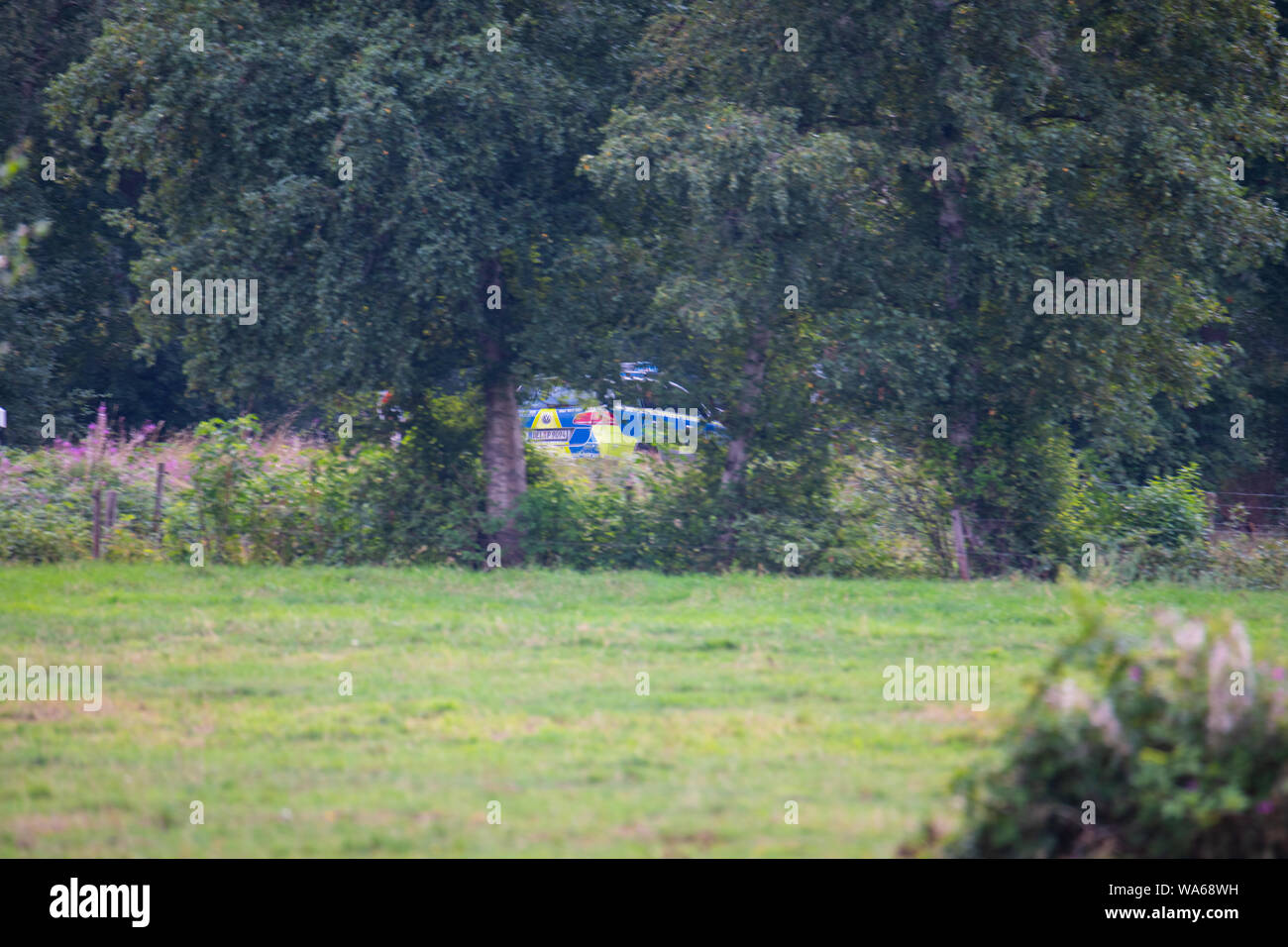 Hude, Allemagne - le 17 août 2019 : une voiture de police allemand conduit sur une route de campagne Banque D'Images