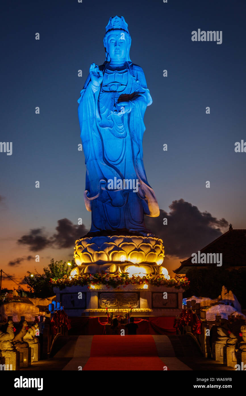 Statue de Tianhou Mazu, déesse de la mer de Chine au Vihara Satya, Dharma temple bouddhiste chinois. Port de Benoa, Bali, Indonésie. La nuit. Banque D'Images