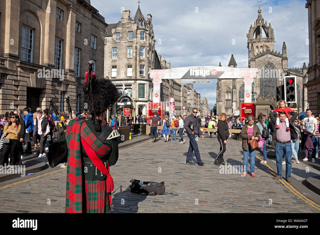 Edinburgh Fringe Festival, de cornemuse et de la foule de visiteurs sur Royal Mile, Édimbourg, Écosse Banque D'Images