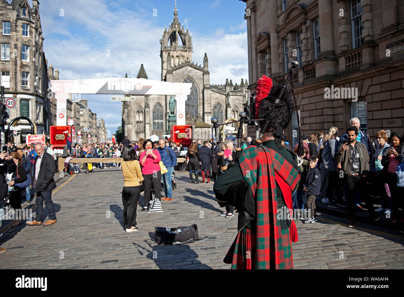 Edinburgh Fringe Festival, de cornemuse et de la foule de visiteurs sur Royal Mile, Édimbourg, Écosse Banque D'Images