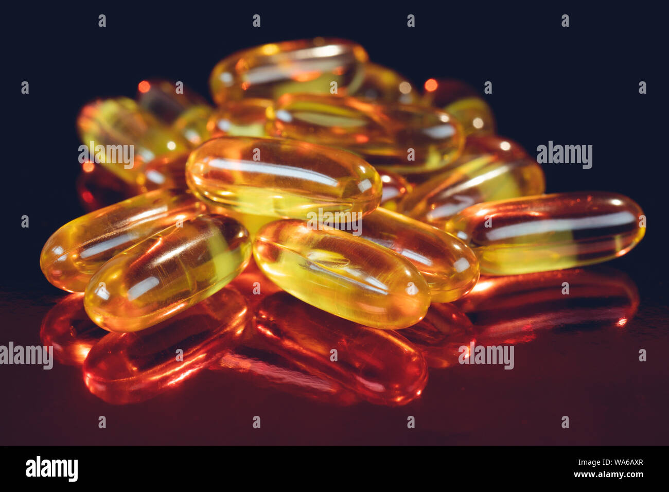 L'huile de foie de morue capsules omega 3 gel isolé sur fond pastel Banque D'Images