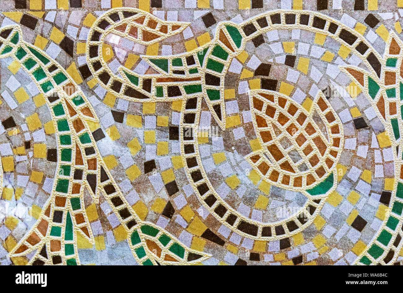 Mosaïque de carreaux en céramique avec décoration florale. Background et texture des carreaux de céramique mosaïque. Banque D'Images