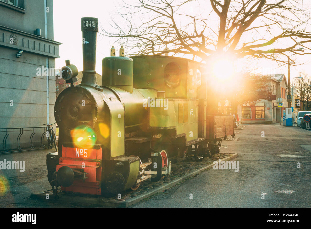 Parnu, Estonie. Mémorial de la Locomotive à vapeur marque 110e anniversaire de Pskov-sarria-riga Liaison en train. Coucher et au lever du soleil. Banque D'Images