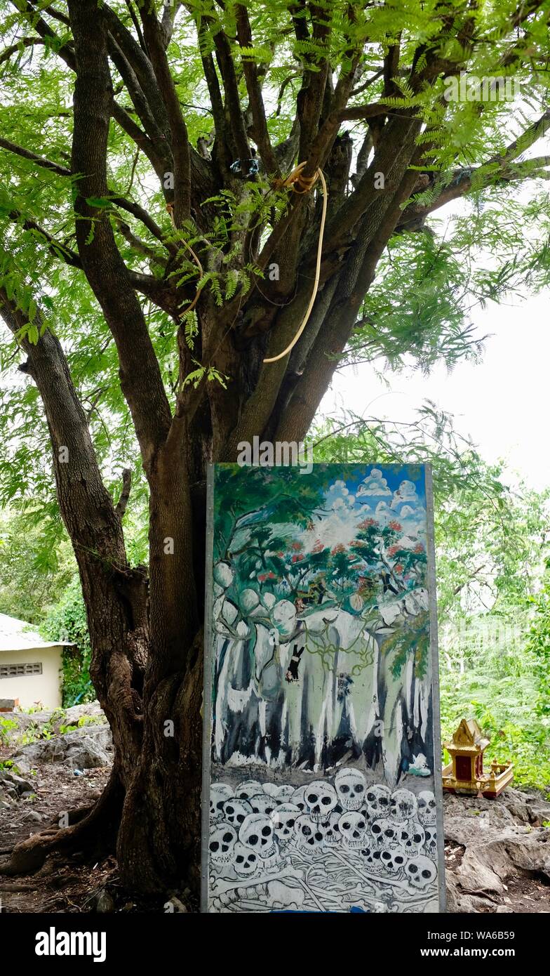 Une peinture de ces champs de la mort, Battambang, Cambodge calé contre un arbre près de l'Homicide Cave Banque D'Images