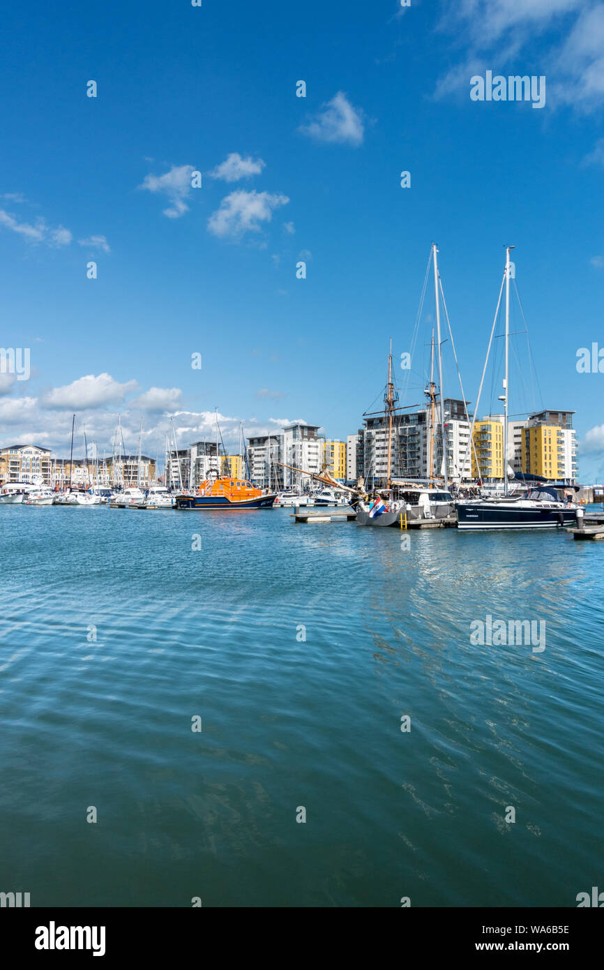 Waterside apartments et yachts amarrés de Sovereign Harbour, Eastbourne, East Sussex, England, UK Banque D'Images