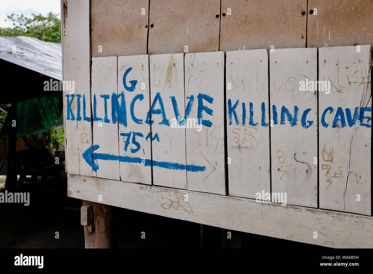 Phnom Sampeau, Battambang, Cambodge. Un panneau indique à l'Assassinat de grottes où les Khmers rouges assassiné ses victimes Banque D'Images