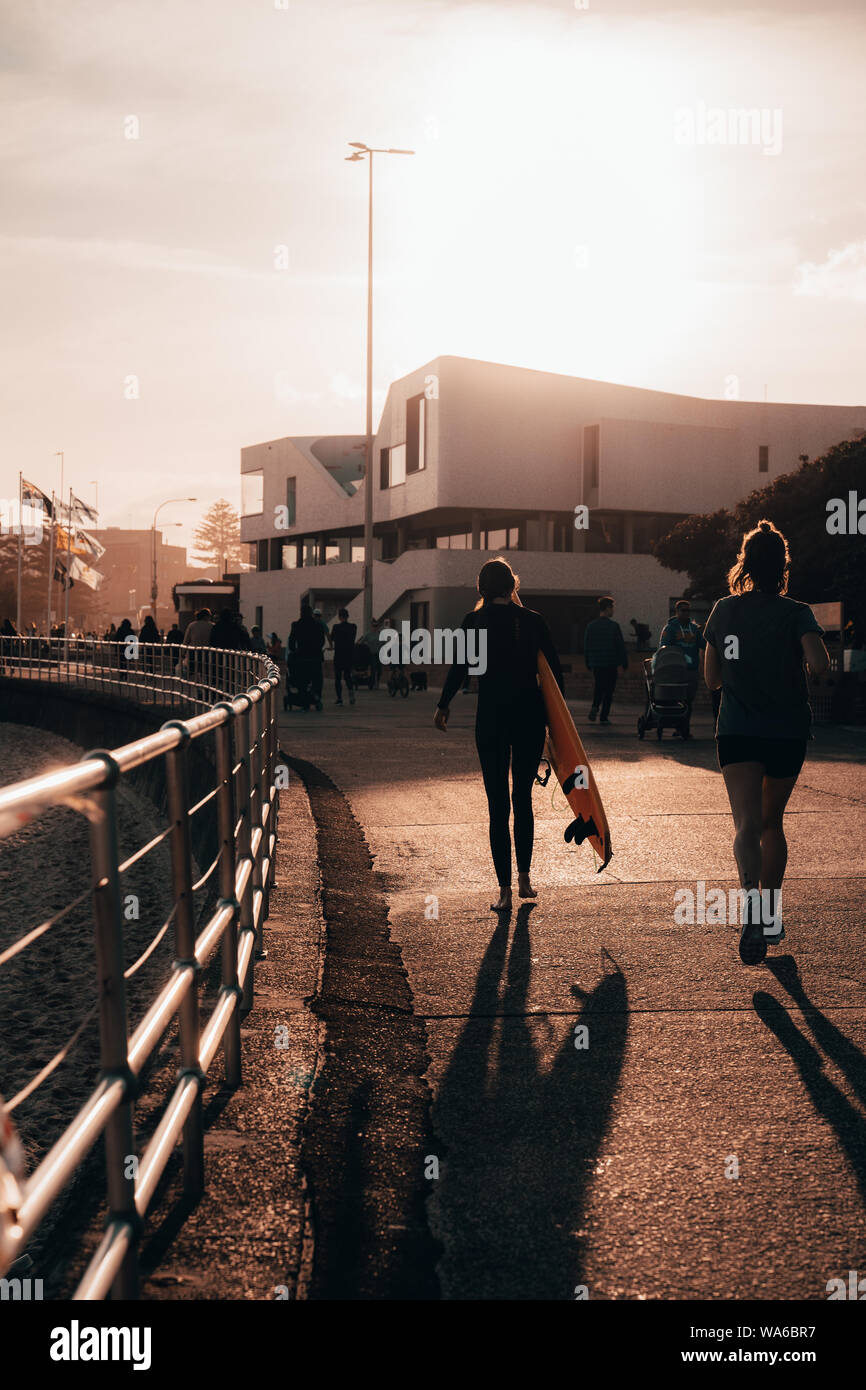 Coucher de soleil sur la plage de Bondi sur un dimanche après-midi d'hiver. Shot de North Bondi Park. Banque D'Images